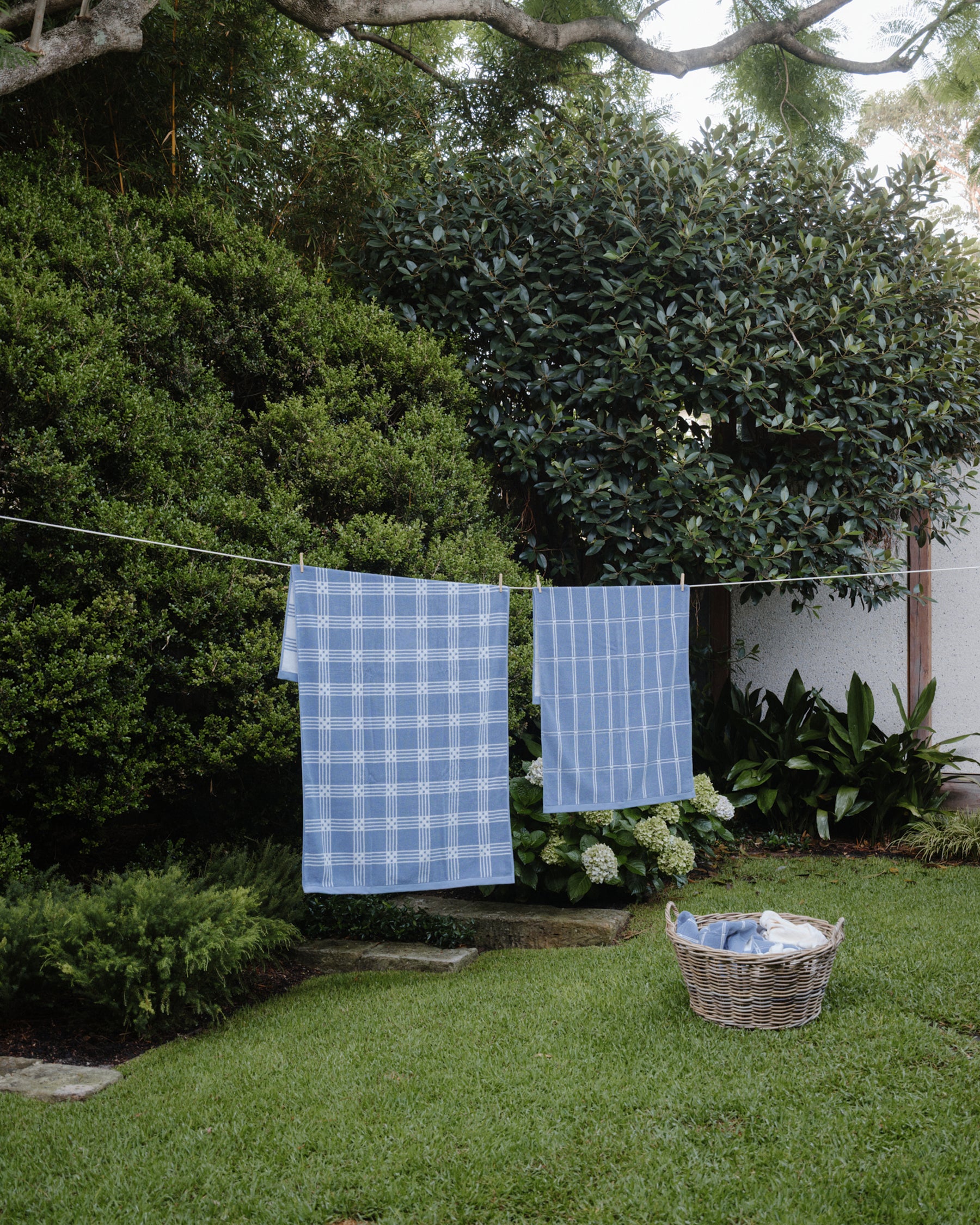 Frisa Pool Towel - Celeste / Chalk