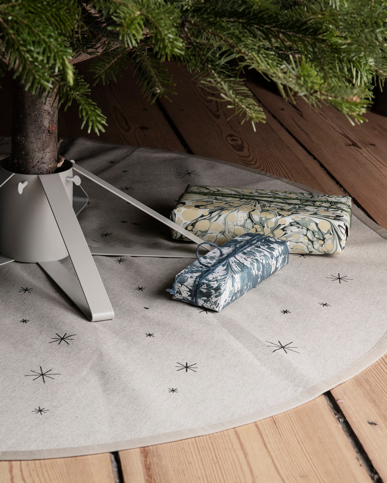 Star Christmas Tree Blanket - Sand/Black